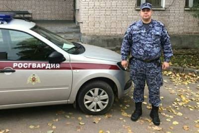 Росгвардеец на руках вынес пенсионерку из горящего дома в Пикалево - mk.ru - Ленинградская обл. - Санкт-Петербург