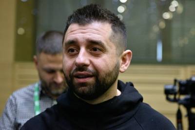 Владимир Зеленский - Давид Арахамия - Александр Корниенко - В партии Зеленского придумали премию за политические ляпы депутатов - lenta.ru - Украина
