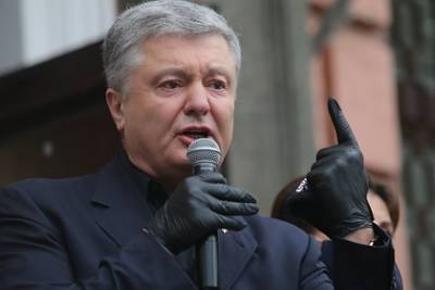 Петр Порошенко - Протестующие на Украине окружили дом Порошенко - lenta.ru - Украина - Киевская обл.