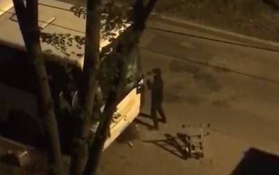Ночной хулиган, разгромивший автобус и автомобиль, предстанет перед судом (видео) - lipetskmedia.ru - Липецк