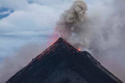 Из-за сильного извержения у вулкана на Канарских островах происходит обрушение склонов и мира - cursorinfo.co.il - Испания