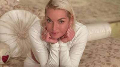 Анастасия Волочкова - Волочкова устроила «шпагаттную» фотосессию с новым возлюбленным - 5-tv.ru