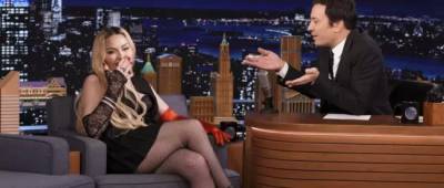 Джеймс Фэллон - 63-летняя Мадонна появилась в корсете и мини-юбке на вечернем шоу - w-n.com.ua - Нью-Йорк
