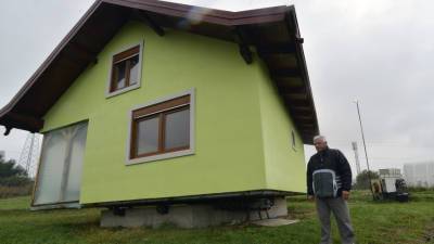 Босниец построил вращающийся дом, чтобы жена любовалась видами из окна - mir24.tv - Reuters