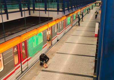 В Праге банда вандалов «напала» на поезд метро. Пассажиры дали отпор - vinegret.cz - Чехия - Прага