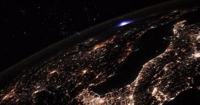 Томас Песке - Синяя вспышка в атмосфере. Астронавт с МКС сделал фотографию необычного явления - focus.ua - Украина - Франция