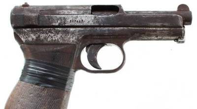 Грибник нашел в лесу под Гродно пистолет "Маузер" образца 1934 года - belta.by - Белоруссия