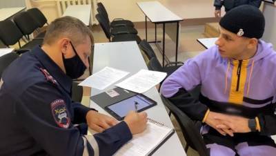 В Кемерове полиция задержала шутников, устроивших пикник на проезжей части - gazeta.a42.ru - Россия - Кемеровская обл.