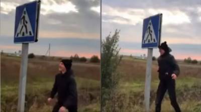 В Ровенской области Украины парень бился головой о дорожный знак - eadaily.com - Украина - Ровенская обл.