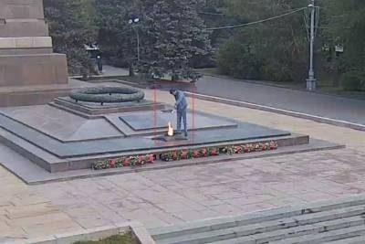 В Волгограде задержали мужчину, вылившего спиртное в Вечный огонь - volg.mk.ru - Волгоград - респ. Калмыкия