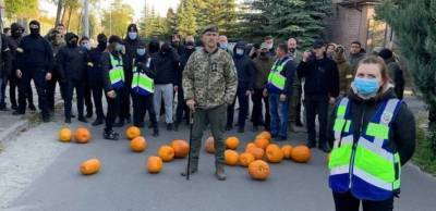 Владимир Зеленский - Петр Порошенко - Обмен протестами: что показали уличные акции под окнами Зеленского и Порошенко - lenta.ua - Украина - Киевская обл.
