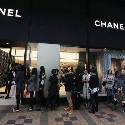 Chanel - Модный дом Chanel ограничил продажу культовых моделей сумок - radiomayak.ru