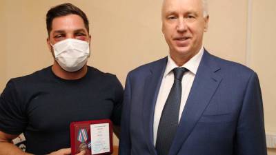 Александр Бастрыкин - Роман Ковалев - Бастрыкин наградил заступившегося за девушку пассажира метро - iz.ru - Москва - Россия - Израиль