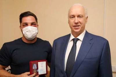 Александр Бастрыкин - Роман Ковалев - Глава СК вручил медаль заступившемуся за девушку в московском метро - govoritmoskva.ru - Россия