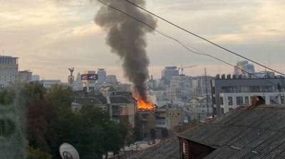 В Киеве рядом с Майданом горело здание (ФОТО, ВИДЕО) - lenta.ua - Украина - Киев - район Шевченковский, Киев