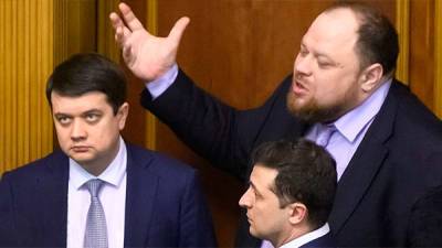 Дмитрий Разумков - Руслан Стефанчук - Ярослав Железняк - Разумков или Стефанчук: Кто должен подписать закон об олигархах и почему это важно - bin.ua - Украина