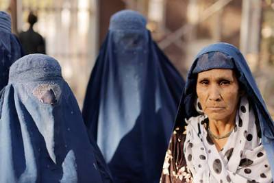 Забиулла Муджахид - Талибы отказались решать вопрос о предоставлении прав женщинам - lenta.ru - Россия - Афганистан