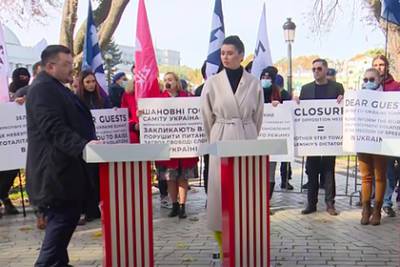Шарль Мишель - Журналисты закрытых СМИ вышли на акцию протеста в день саммита Украина — ЕС - lenta.ru - Украина - Киев - Ляйен