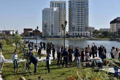 В Астрахани на Аллее семьи высадили деревья - ast.mk.ru - Астрахань