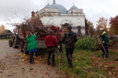 На службе народу: костромские поселковые депутаты начали свою работу с уборки территории кладбища - kostroma.mk.ru - Костромская обл.