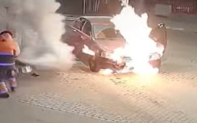 Видео дня: машина горит на АЗС, у сотрудника минимум времени - zr.ru - Самара
