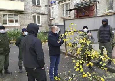 В Кунцево жители перегородили проезд технике, вырубающей деревья из-за сноса домов - mskgazeta.ru - район Кунцево