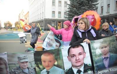 В Киеве родные пленных создали "стену надежды" - korrespondent.net - Украина - Киев