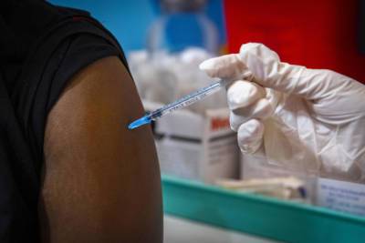 Пожилой жительнице Реховота вкололи четвертую дозу Pfizer вместо прививки от гриппа - news.israelinfo.co.il