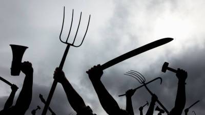 Под Киевом на полицейских напал пьяный мужчина с вилами (фото) - sharij.net - Киев - Киевская обл. - район Фастовский