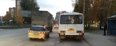 В Бердске пенсионерка упала под автобус и сломала руку - runews24.ru - Россия - Новосибирская обл. - Бердск