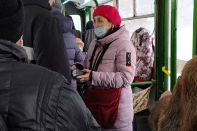 Кондукторы некоторых автобусов в Новосибирске не принимают безналичную оплату за проезд - novos.mk.ru - Новосибирск