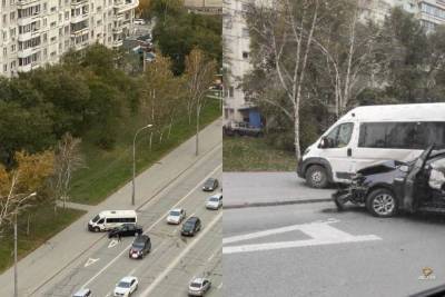 Микроавтобус вылетел на тротуар после ДТП в Железнодорожном районе Новосибирска - sib.fm - Новосибирск - район Железнодорожный, Новосибирск