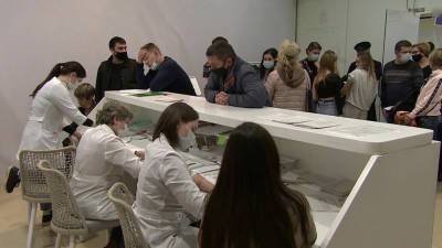 Из-за ухудшения ситуации с COVID-19 все больше регионов вводят обязательную вакцинацию для некоторых жителей - 1tv.ru - Башкирия - Смоленская обл. - Свердловская обл. - Курганская обл. - Новосибирская обл. - Калининградская обл. - Тульская обл. - республика Карелия