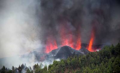 На Канарах из-за вулкана началась массовая эвакуация - lenta.ua - Украина - Испания
