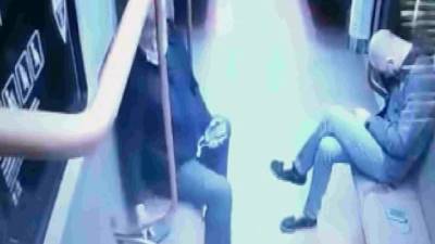 Вор-рецидивист украл телефон у спящего пассажира метро в Москве. Видео - vm.ru - Москва - Россия