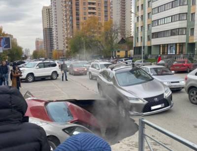 В центре Новосибирска две припаркованные машины провалились в яму с кипятком - runews24.ru - Новосибирск