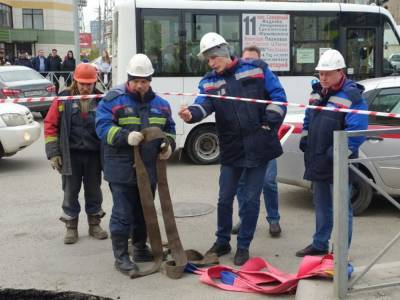 На улице Фрунзе в Новосибирске начали поднимать провалившиеся под асфальт машины - sib.fm - Новосибирск