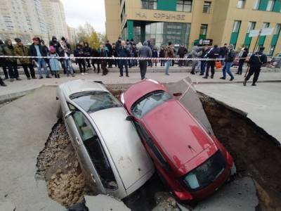 Густаво Зырянов - Появились фото с места провала машин в яму с кипятком в Новосибирске - sib.fm - Новосибирск