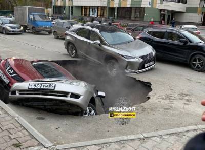 Машины в Новосибирске провалились в дыру с кипятком - news.vse42.ru - Новосибирск - район Центральный, Новосибирск