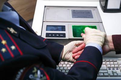 Российская полицейская украла золотой браслет у задержанной - lenta.ru