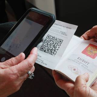 Андрей Травников - В Новосибирской области заявили о том, что QR-коды позволят увеличить заполняемость залов - runews24.ru - Новосибирская обл.