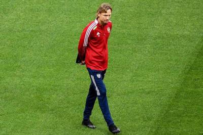 Валерий Карпин - Карпин — о капитанской повязке в сборной: "Просто тряпочка" - sport.ru - Россия - Словения