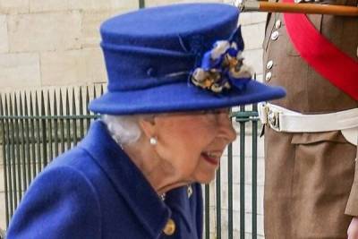 Елизавета II - Елизавета Королева - Ii (Ii) - Всё плохо? Королева Елизавета появилась на публике, опираясь на трость - skuke.net - Лондон