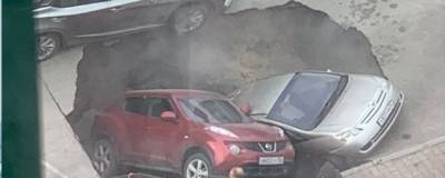 Из ямы на улице Фрунзе в Новосибирске начали краном доставать машины - runews24.ru - Новосибирск