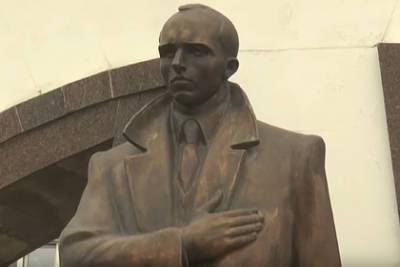 Степан Бандер - Украинские тиктокеры начали петь песню про Бандеру - lenta.ru - Украина