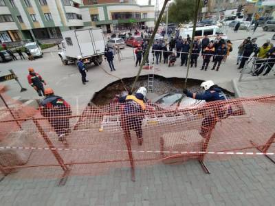 Густаво Зырянов - Появилось видео провала автомобилей под асфальт на Фрунзе в Новосибирске - sib.fm - Новосибирск