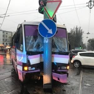 В Одессе маршрутка влетела в столб: есть пострадавшие. Фотофакт - reporter-ua.com - Одесса