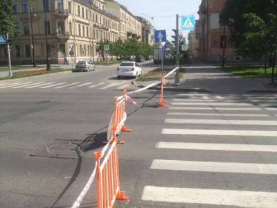 В Новосибирске два автомобиля провалились в яму с кипятком (видео) - rosbalt.ru - Новосибирск
