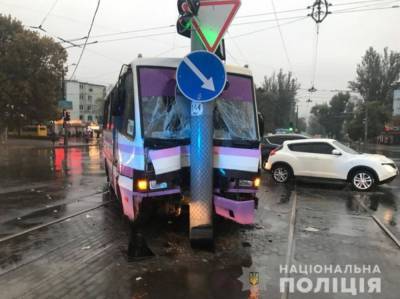 В Одессе маршрутка влетела в столб: пострадали 9 пассажиров - vchaspik.ua - Украина - Одесса - район Малиновский, Одесса