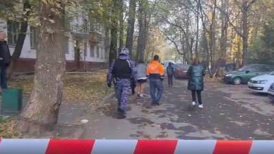 Сотрудники Росгвардии эвакуировали людей из многоквартирного дома из-за «угрозы взрыва» - vm.ru - Москва